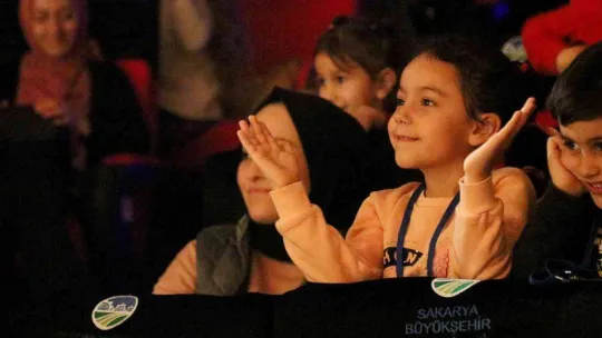 Minik tiyatroseverler eğlenerek öğrendi