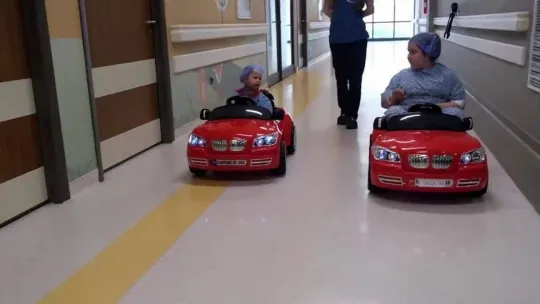Minikler ameliyata akülü araba ile gidiyor
