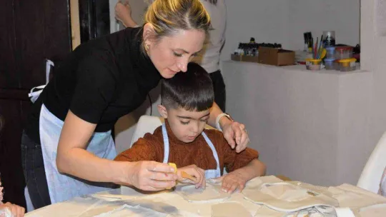 Minikler özenle kendi fotoğraf çerçevelerini yaptı