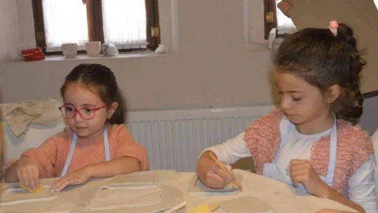 Minikler özenle kendi fotoğraf çerçevelerini yaptı