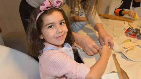 Minikler özenle kendi fotoğraf çerçevelerini yaptı