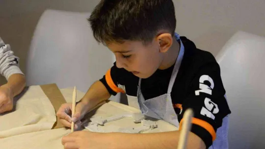 Minikler özenle kendi fotoğraf çerçevelerini yaptı