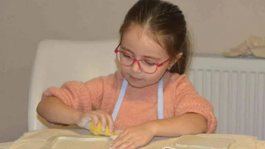 Minikler özenle kendi fotoğraf çerçevelerini yaptı