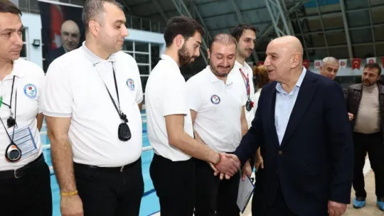 Minikler yüzerek yarıştı