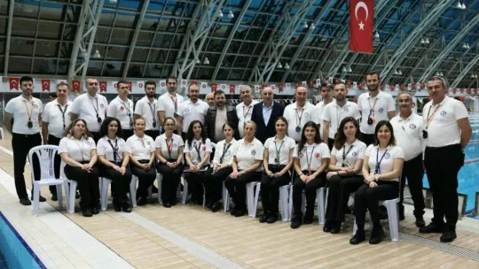 Minikler yüzerek yarıştı