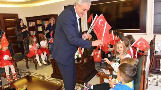 Miniklerden Başkan Bakkalcıoğlu'na bayram kutlaması