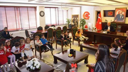 Miniklerden Başkan Bakkalcıoğlu'na bayram kutlaması