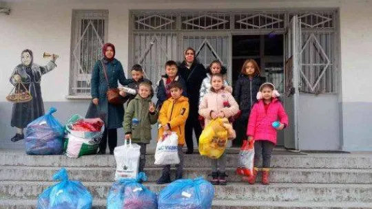 Miniklerden kırsaldaki arkadaşlarına kitap ve oyuncak