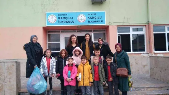 Miniklerden kırsaldaki arkadaşlarına kitap ve oyuncak