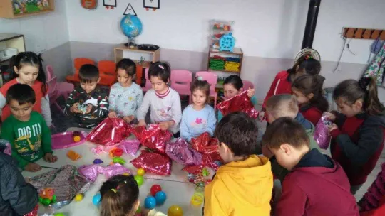 Miniklerden kırsaldaki arkadaşlarına kitap ve oyuncak