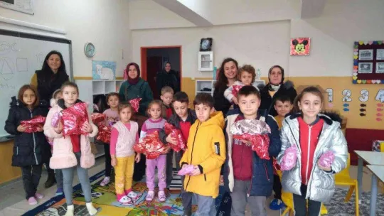 Miniklerden kırsaldaki arkadaşlarına kitap ve oyuncak