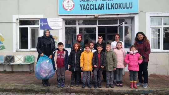 Miniklerden kırsaldaki arkadaşlarına kitap ve oyuncak