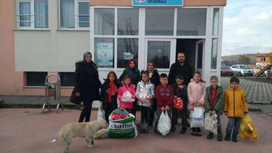 Miniklerden kırsaldaki arkadaşlarına kitap ve oyuncak