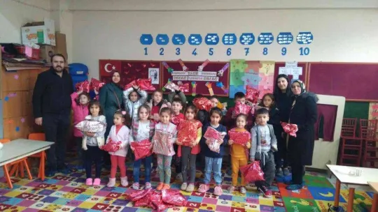 Miniklerden kırsaldaki arkadaşlarına kitap ve oyuncak