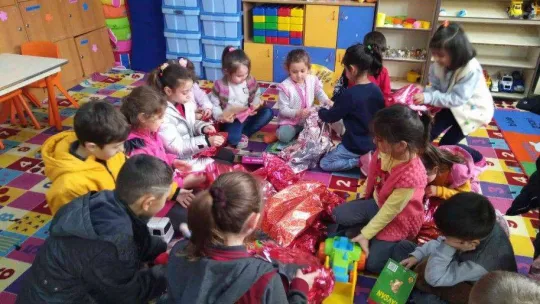 Miniklerden kırsaldaki arkadaşlarına kitap ve oyuncak