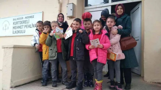 Miniklerden kırsaldaki arkadaşlarına kitap ve oyuncak