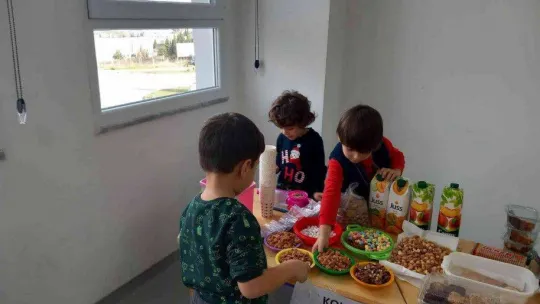 Miniklerden topladıkları paraları sokak hayvanları için kullanıcak