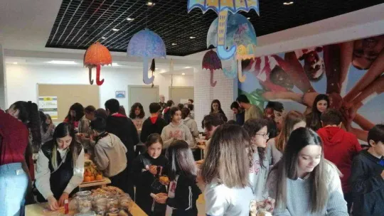 Miniklerden topladıkları paraları sokak hayvanları için kullanıcak