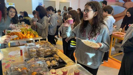 Miniklerden topladıkları paraları sokak hayvanları için kullanıcak