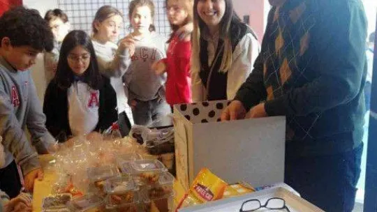 Miniklerden topladıkları paraları sokak hayvanları için kullanıcak