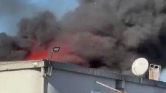 Mobilyacılar çarşısında korkutan yangın: Çok sayıda ekip sevk edildi