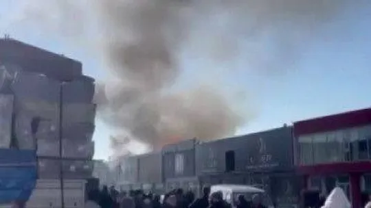 Mobilyacılar çarşısında korkutan yangın: Çok sayıda ekip sevk edildi