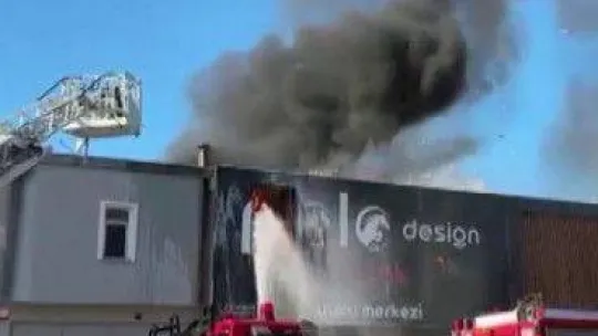 Mobilyacılar çarşısında korkutan yangın: Çok sayıda ekip sevk edildi