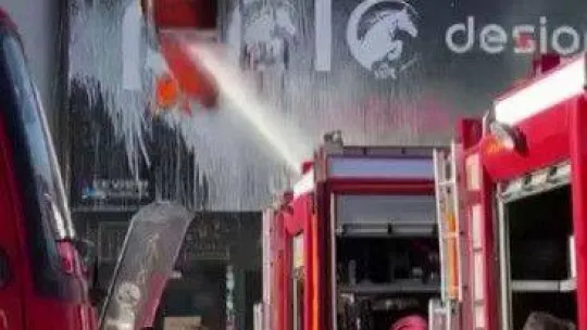 Mobilyacılar çarşısında korkutan yangın: Çok sayıda ekip sevk edildi