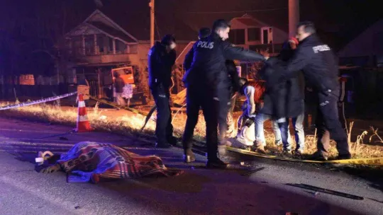 Motosiklet ikiye bölündü, hafif ticari araç takla attı: 1 ölü, 1 yaralı