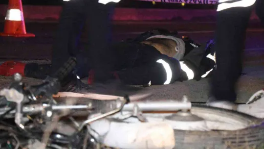 Motosiklet ikiye bölündü, hafif ticari araç takla attı: 1 ölü, 1 yaralı