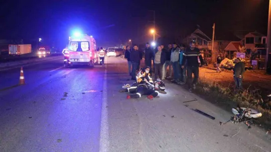 Motosiklet ikiye bölündü, hafif ticari araç takla attı: 1 ölü, 1 yaralı
