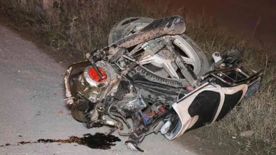 Motosiklet ikiye bölündü, hafif ticari araç takla attı: 1 ölü, 1 yaralı