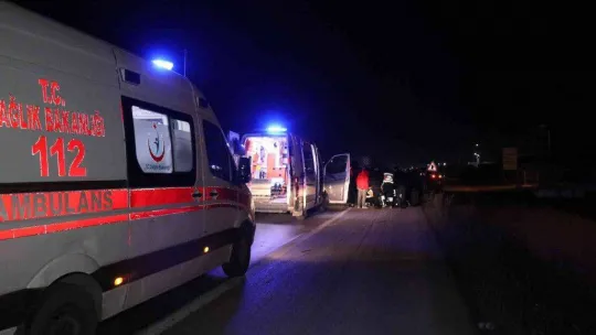 Motosiklet ikiye bölündü, hafif ticari araç takla attı: 1 ölü, 1 yaralı