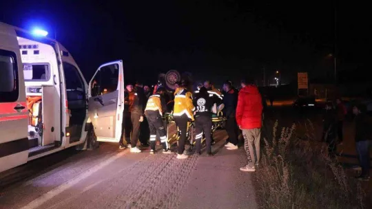 Motosiklet ikiye bölündü, hafif ticari araç takla attı: 1 ölü, 1 yaralı