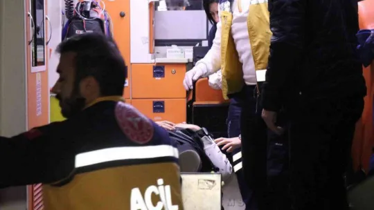 Motosiklet ikiye bölündü, hafif ticari araç takla attı: 1 ölü, 1 yaralı