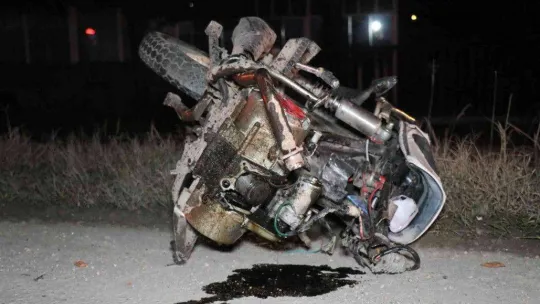 Motosiklet ikiye bölündü, hafif ticari araç takla attı: 1 ölü, 1 yaralı