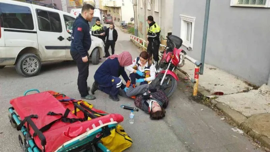 Motosiklet ile hafif ticari araç çarpıştı: 1 yaralı