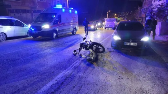 Motosiklet ile otomobil çarpıştı: 1 yaralı