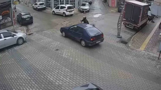 Motosiklet kazası kameraya yansıdı