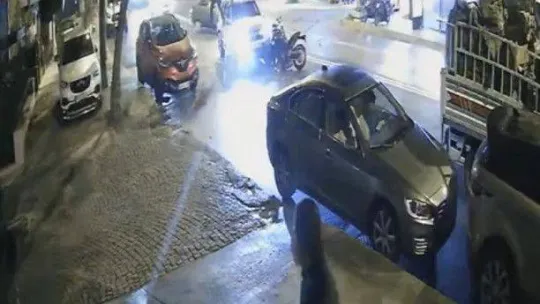 Motosiklet sürücüsü havada defalarca takla attı