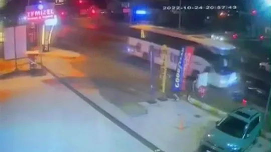 Motosiklet sürücüsünün öldüğü feci kaza kamerada