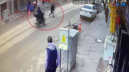 Motosiklet yaşlı adama çarptı, o anlar kameraya yansıdı