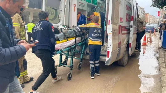 Motosiklet yaşlı adama çarptı, o anlar kameraya yansıdı