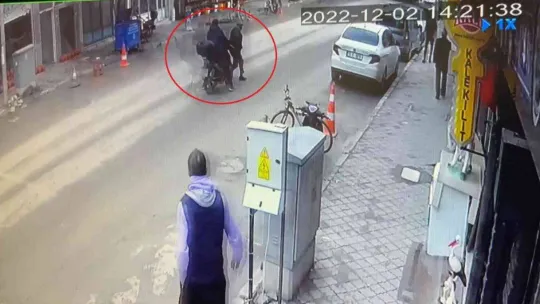 Motosiklet yaşlı adama çarptı, o anlar kameraya yansıdı