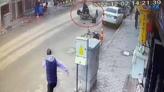 Motosiklet yaşlı adama çarptı, o anlar kameraya yansıdı