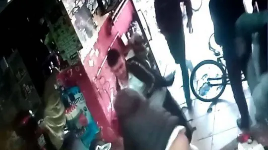 Motosikleti fotoğraflayınca birbirlerine girdiler: Tamirci faciayı önledi