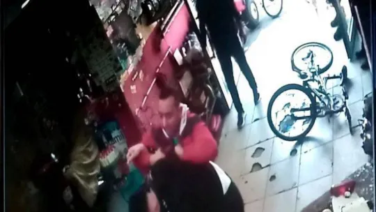 Motosikleti fotoğraflayınca birbirlerine girdiler: Tamirci faciayı önledi