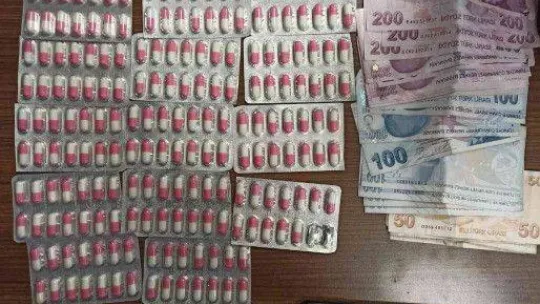 Motosikletin koltuğunun altındaki depo uyuşturucu zulası çıktı