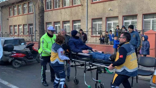 Motosikletli kurye, yaya geçidindeki çocuğa çarptı: 2 yaralı