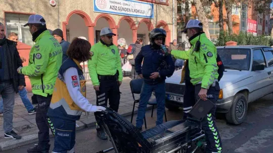 Motosikletli kurye, yaya geçidindeki çocuğa çarptı: 2 yaralı